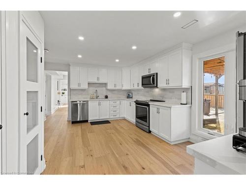 47 Haldibrook Road, Caledonia, ON - Indoor Photo Showing Kitchen With Upgraded Kitchen