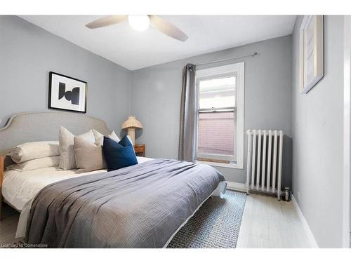 13 Clinton Street, Hamilton, ON - Indoor Photo Showing Bedroom