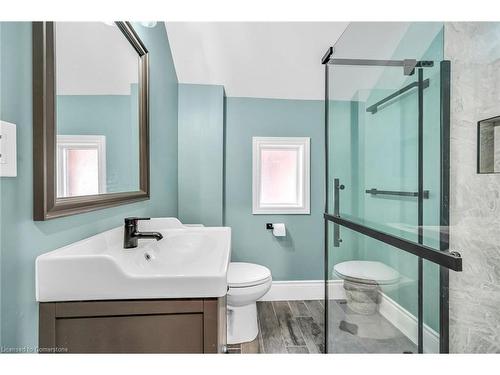 176 Belmont Avenue, Hamilton, ON - Indoor Photo Showing Bathroom