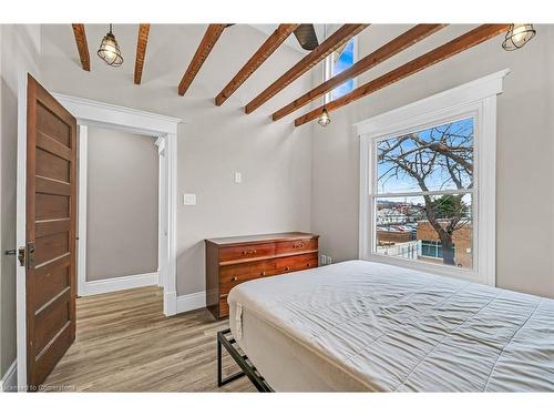 176 Belmont Avenue, Hamilton, ON - Indoor Photo Showing Bedroom