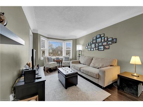 114 East 5Th Street, Hamilton, ON - Indoor Photo Showing Living Room