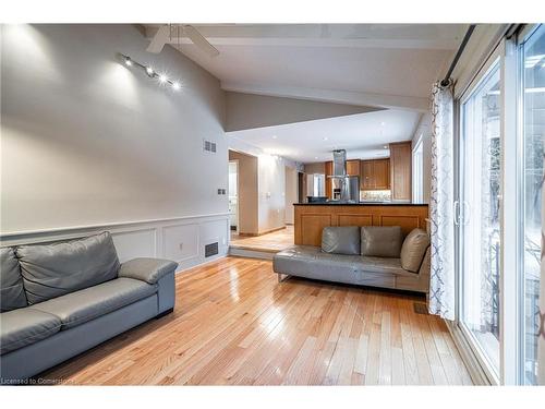 422 Mackay Court, Burlington, ON - Indoor Photo Showing Living Room