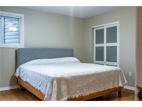 422 Mackay Court, Burlington, ON - Indoor Photo Showing Bedroom