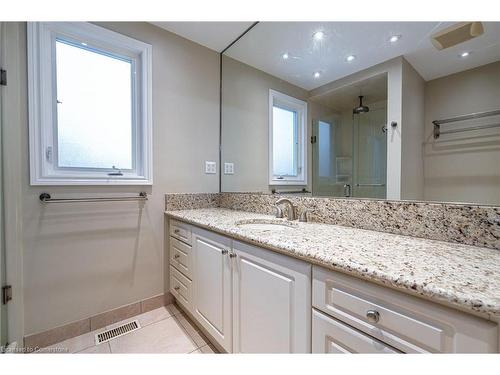 422 Mackay Court, Burlington, ON - Indoor Photo Showing Bathroom