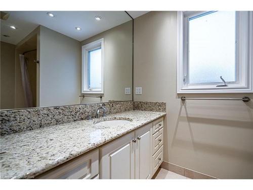 422 Mackay Court, Burlington, ON - Indoor Photo Showing Bathroom