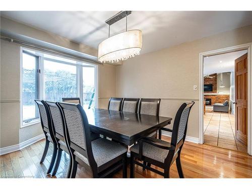 422 Mackay Court, Burlington, ON - Indoor Photo Showing Dining Room