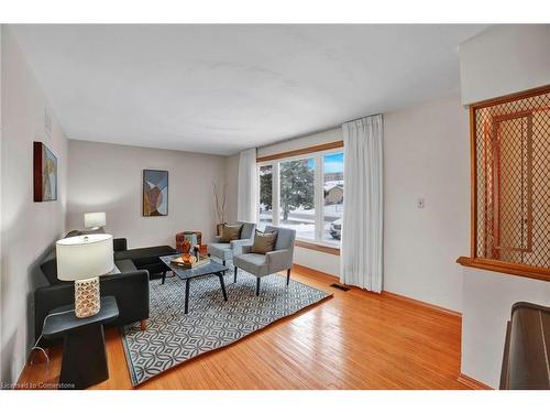 285 Rainbow Drive, Hamilton, ON - Indoor Photo Showing Living Room