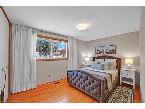 285 Rainbow Drive, Hamilton, ON - Indoor Photo Showing Bedroom