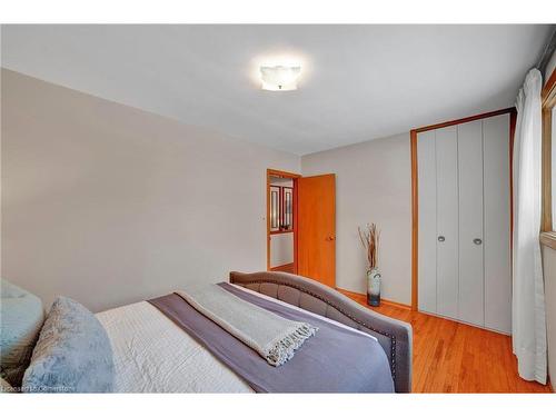 285 Rainbow Drive, Hamilton, ON - Indoor Photo Showing Bedroom