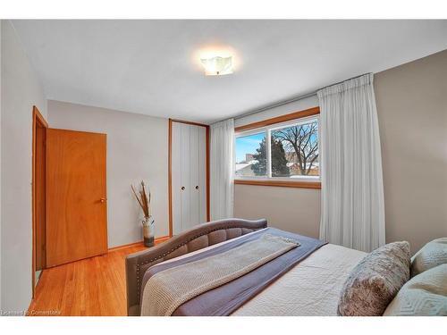 285 Rainbow Drive, Hamilton, ON - Indoor Photo Showing Bedroom