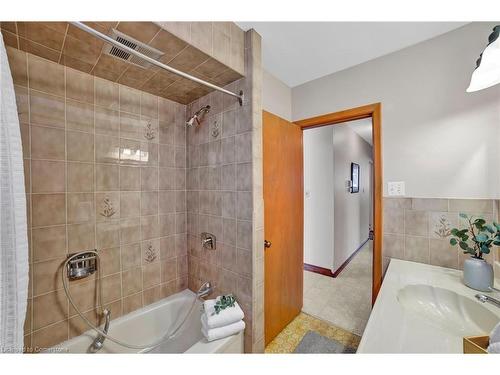 285 Rainbow Drive, Hamilton, ON - Indoor Photo Showing Bathroom