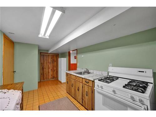 285 Rainbow Drive, Hamilton, ON - Indoor Photo Showing Kitchen