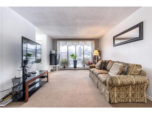 97 Guildwood Drive, Hamilton, ON - Indoor Photo Showing Living Room