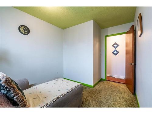 97 Guildwood Drive, Hamilton, ON - Indoor Photo Showing Bedroom