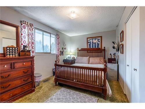 97 Guildwood Drive, Hamilton, ON - Indoor Photo Showing Bedroom