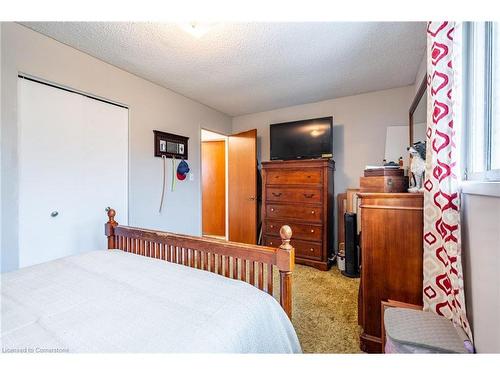 97 Guildwood Drive, Hamilton, ON - Indoor Photo Showing Bedroom