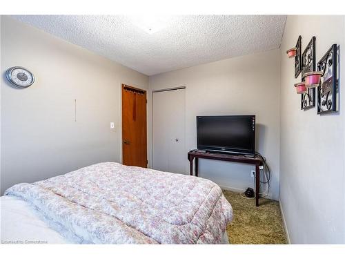 97 Guildwood Drive, Hamilton, ON - Indoor Photo Showing Bedroom