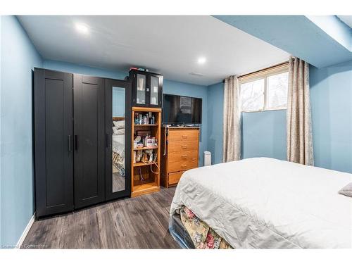 97 Guildwood Drive, Hamilton, ON - Indoor Photo Showing Bedroom