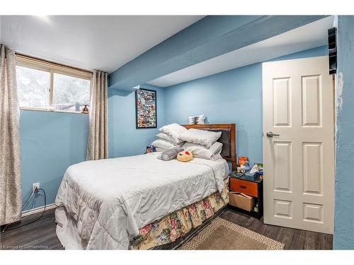 97 Guildwood Drive, Hamilton, ON - Indoor Photo Showing Bedroom