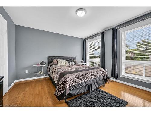 161 Oak Avenue, Hamilton, ON - Indoor Photo Showing Bedroom