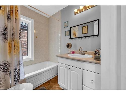 161 Oak Avenue, Hamilton, ON - Indoor Photo Showing Bathroom