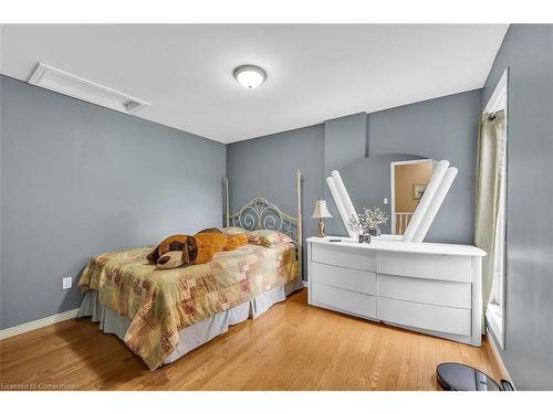 161 Oak Avenue, Hamilton, ON - Indoor Photo Showing Bedroom