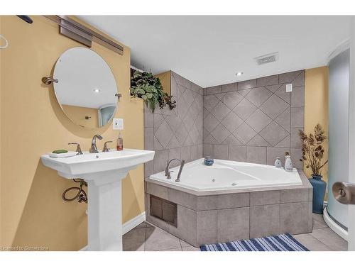 161 Oak Avenue, Hamilton, ON - Indoor Photo Showing Bathroom