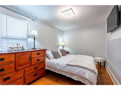 312 Wexford Avenue S, Hamilton, ON - Indoor Photo Showing Bedroom