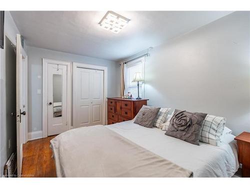 312 Wexford Avenue S, Hamilton, ON - Indoor Photo Showing Bedroom