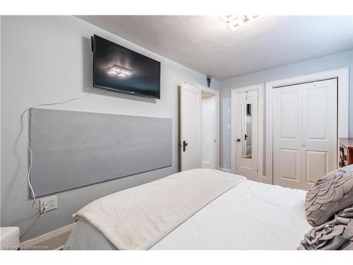 312 Wexford Avenue S, Hamilton, ON - Indoor Photo Showing Bedroom