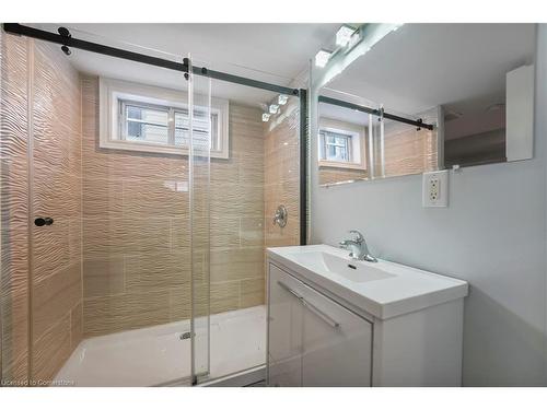 27 Glengrove Avenue, Hamilton, ON - Indoor Photo Showing Bathroom