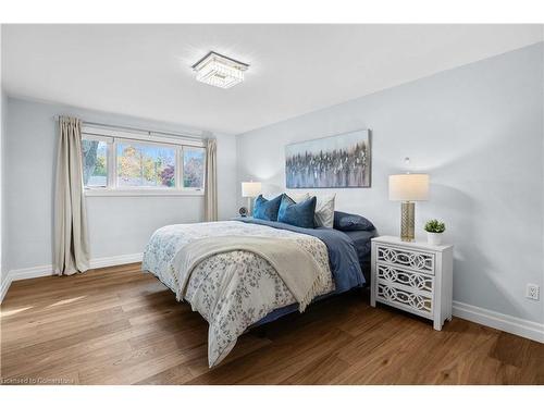 4017 Grapehill Avenue, Burlington, ON - Indoor Photo Showing Bedroom