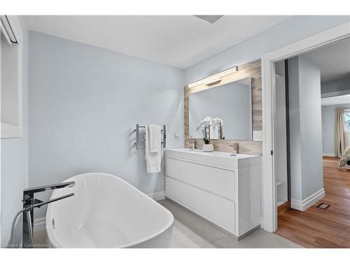 4017 Grapehill Avenue, Burlington, ON - Indoor Photo Showing Bathroom