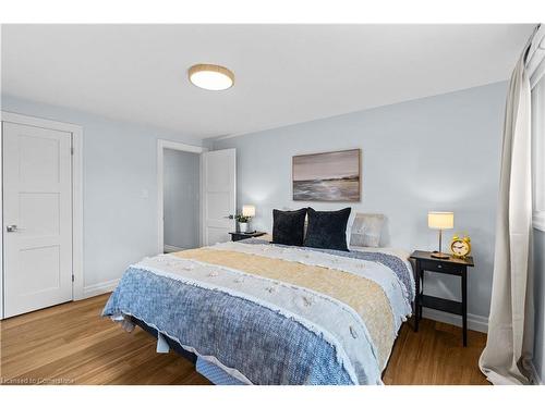 4017 Grapehill Avenue, Burlington, ON - Indoor Photo Showing Bedroom