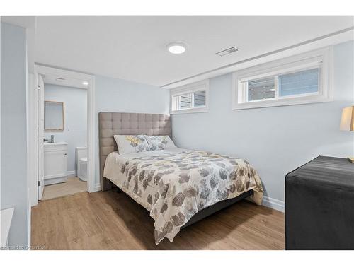 4017 Grapehill Avenue, Burlington, ON - Indoor Photo Showing Bedroom