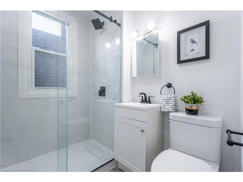 27 Harvey Street, Hamilton, ON - Indoor Photo Showing Bathroom