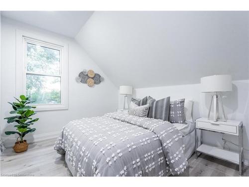 27 Harvey Street, Hamilton, ON - Indoor Photo Showing Bedroom