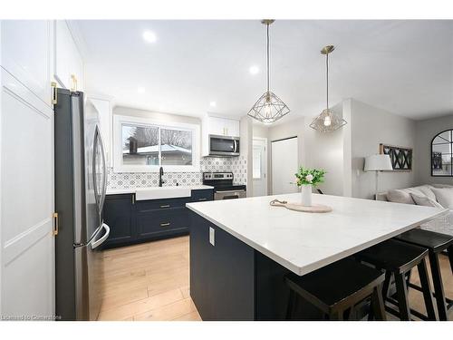 8 Gafney Court, Hamilton, ON - Indoor Photo Showing Kitchen With Upgraded Kitchen