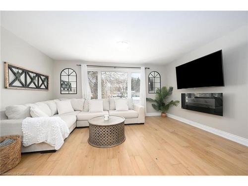 8 Gafney Court, Hamilton, ON - Indoor Photo Showing Living Room