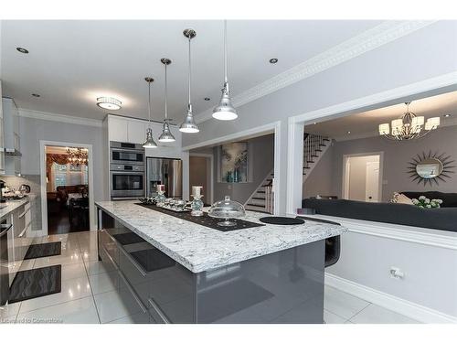 4982 Maxine Place, Mississauga, ON - Indoor Photo Showing Kitchen With Upgraded Kitchen