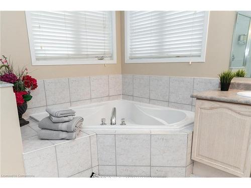 4982 Maxine Place, Mississauga, ON - Indoor Photo Showing Bathroom