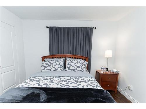 4982 Maxine Place, Mississauga, ON - Indoor Photo Showing Bedroom