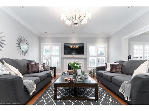 4982 Maxine Place, Mississauga, ON - Indoor Photo Showing Living Room