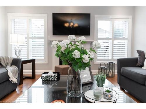 4982 Maxine Place, Mississauga, ON - Indoor Photo Showing Living Room