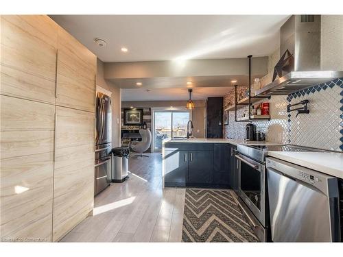 735 Beach Boulevard, Hamilton, ON - Indoor Photo Showing Kitchen