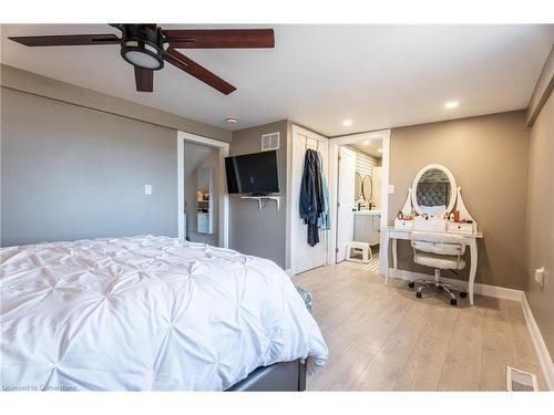 735 Beach Boulevard, Hamilton, ON - Indoor Photo Showing Bedroom