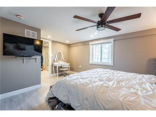 735 Beach Boulevard, Hamilton, ON - Indoor Photo Showing Bedroom