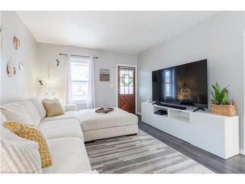 654 Upper Wellington Street, Hamilton, ON - Indoor Photo Showing Living Room