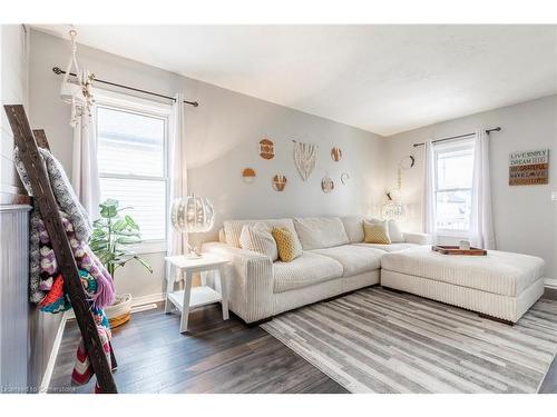 654 Upper Wellington Street, Hamilton, ON - Indoor Photo Showing Living Room