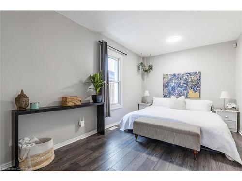 654 Upper Wellington Street, Hamilton, ON - Indoor Photo Showing Bedroom